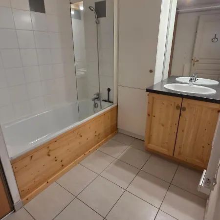 Ski-inski-out Flat With Terrace And Pool 플루메